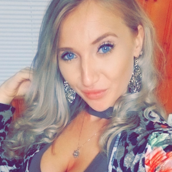 Meet your Posher, Rachel - Picture 2 of 3